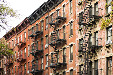 Obraz premium Close-up view of New York City style apartment buildings with emergency stairs along Mott Street in Chinatown neighborhood of Manhattan, New York, United States.
