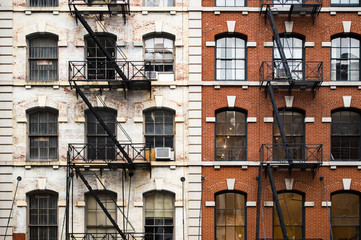 Nahaufnahme von Mehrfamilienhäusern im New Yorker Stil mit Nottreppen entlang der Mott Street im Viertel Chinatown in Manhattan, New York, Vereinigte Staaten. © Travel Wild