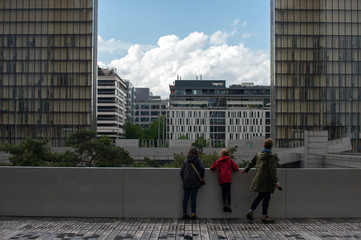 Obraz premium quartier Bibliothèque François Mitterand à Paris (13e arrondissement) Une famille contemple le paysage.
