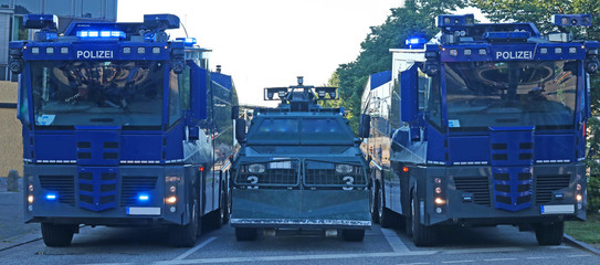 Polizei Wasserwerfer Panzerwagen Absperrung