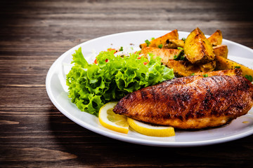 Grilled chicken fillet and vegetables