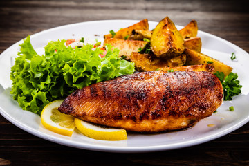 Grilled chicken fillet and vegetables