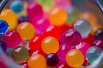 Fototapeta na wymiar In the glass staan are round colored candies.