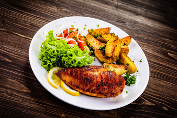 Grilled chicken fillet and vegetables