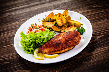 Grilled chicken fillet and vegetables