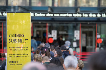 Städtetrip Paris - Warteschlange von Touristen am beliebten Ausflugsziel Centre Georges Pompidou, Teleaufnahme mit Unschärfe