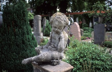 Stillleben - Grabstelle mit Kind und Totenkopf