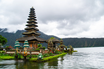 Obraz premium Moody scenic landscape view of Pura Ulun Danu Bratan, Hindu water temple on Bratan lake, tourist most popular attraction in Bali island, Indonesia.