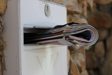 prospectus dans une boite aux lettres