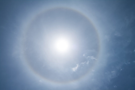 sun halo phenomenon, cicular rainbow around the sun