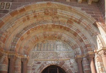 Tympan de l'église Sainte Perse à Espalion (Aveyron)
