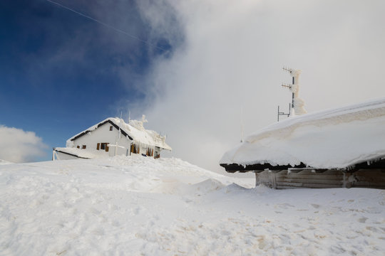 Rifugi coperti di neve e ghiaccio dopo una nevicata