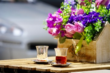 Teegläser im Sonnenlicht auf einem Tisch in Ankara (Türkei)