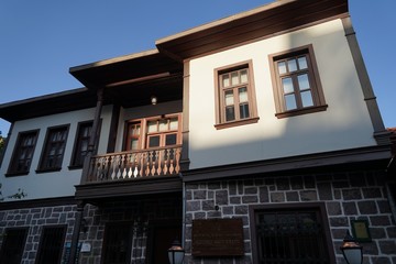 Sehenswertes Fachwerkgebäude in Ankara (Hamamönü) im Sonnenlicht