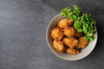 Fried chicken and lettuce in gray bowl on table.