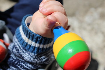 enfant qui joue de la musique