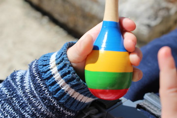 enfant qui joue de la musique