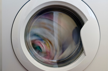 Washing machine door with rotating garments inside