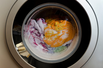 Washing machine door with rotating garments inside