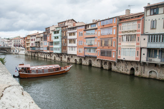 Le coche d'eau manoeuvre sur la rivi&egrave;re Agout &agrave; Castres