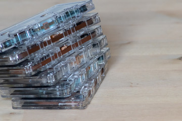 Stapel transparenter Retro-Audiokassetten weckt nostalgische Gefühle vergangener Tage und...