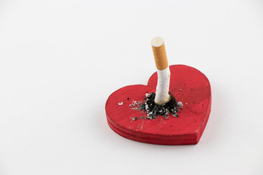 Sigaretta spenta su un cuore