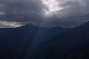 山々と天使の梯子