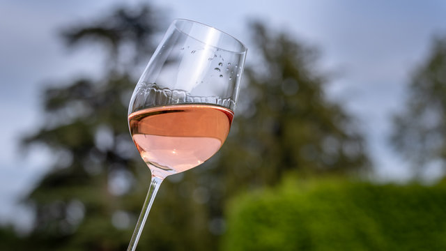 Verre de vin ros&eacute;