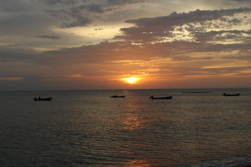 Obraz premium Coucher de soleil sur une plage des Caraïbes