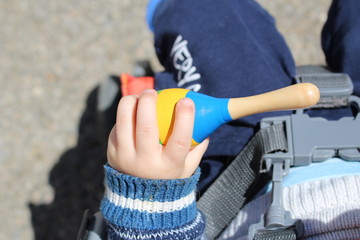 enfant qui joue de la musique