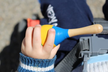 enfant qui joue de la musique