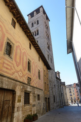 Campanario románico de la Catedral :Paisaje urbano del casco antiguo de la ciudad de Vic en la comarca de Osona, Cataluña, España