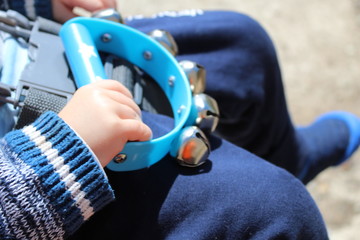 enfant avec un grelot de percussion