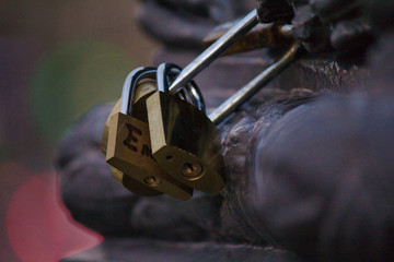 locks in neuf bridge