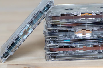Stapel transparenter Retro-Audiokassetten weckt nostalgische Gefühle vergangener Tage und Kindheitserinnerungen - obrazy, fototapety, plakaty