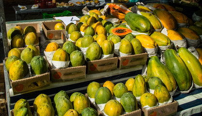 Barraca de feira livre no Brasil vendendo varios legumes.