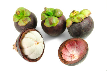 Fototapeta premium mangosteen isolated on white background