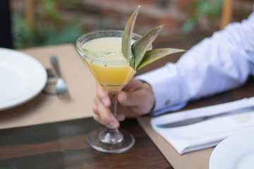 Mano tomando cocktail 