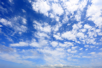 Fototapeta na wymiar 沖縄上空の青い空と流れる雲
