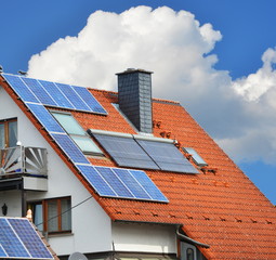 Fototapeta premium Solaranlage und Dachfenster auf einem Wohngebäude