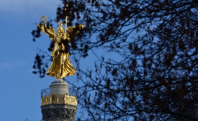Fototapeta premium Victory Column, (Siegessäule) in Great Tiergarten at the big star in Berlin Mitte in beautiful golden evening light from November 28, 2016, Germany