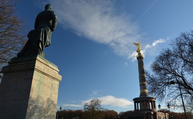 Fototapeta premium Victory Column, (Siegessäule) in Great Tiergarten at the big star in Berlin Mitte in beautiful golden evening light from November 28, 2016, Germany