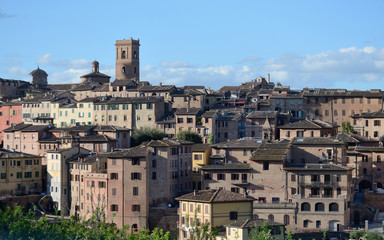Obraz premium scenic view of Siena medieval town on a sunny spring day