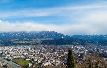 Fototapeta premium Innsbruck von oben Frühling