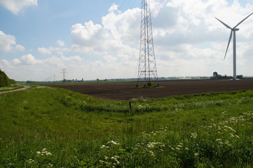 Fototapeta na wymiar electricity pylons in the field