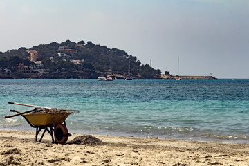 Fototapeta na wymiar Tiempo de relax en la playa. Foto de playa de Mallorca. Mar mediterraneo. Sol, arena y mar. Día de playa. Descanso en Verano. 