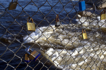 Love Lock, Couples throw Keys into the river to signify commitment