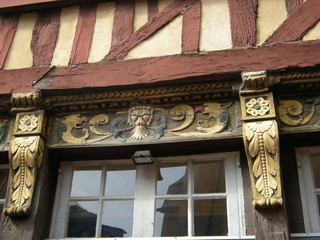 détail d'une façade de maison ancienne, bois sculpté