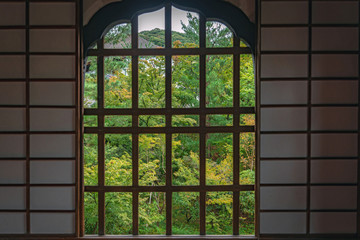 高台寺 窓越しの庭園風景