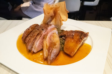 鴨肉のコンフィ